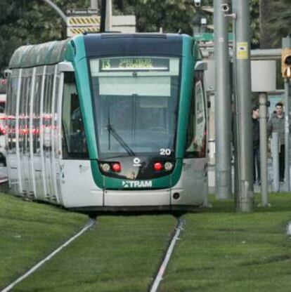 El tramvia a la Diagonal de Barcelona.