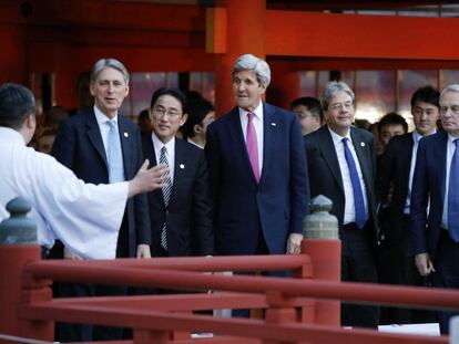 Kerry, en el centro, con otros ministros a las afueras de Hiroshima