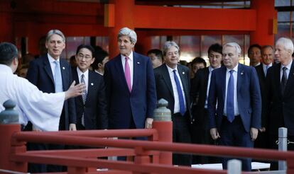 Kerry, en el centro, con otros ministros a las afueras de Hiroshima