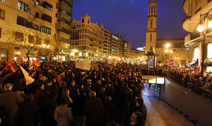 La manifestación contra el 'tijeretazo', en su avance por las calles de Valencia.