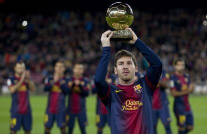 Messi ofrece a la afición el Balón de Oro 2012.