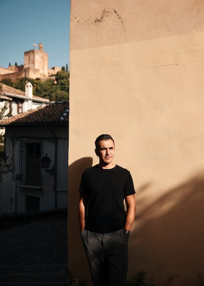 El historiador Anau Fernández en el Albaicín, en Granada.