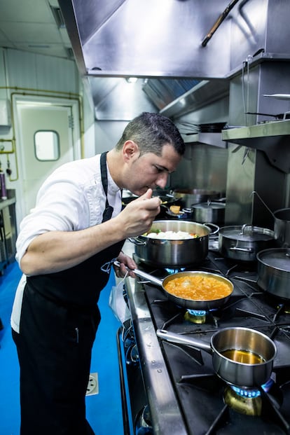 El chef Julio Vázquez en las cocinas del restaurante.