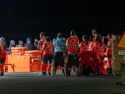 Llegada a Puerto Naos, en Arrecife, de 48 personas rescatadas por Salvamento Marítimo el pasado miércoles.