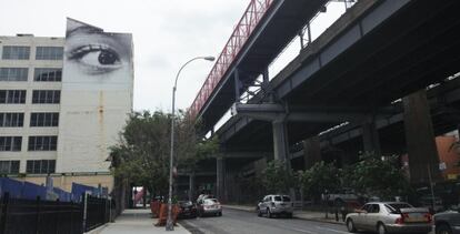 El ojo de Williamsburg que hizo JR, debajo del puente del mismo nombre, observa y vigila uno de los barrios más animados de Brooklyn.