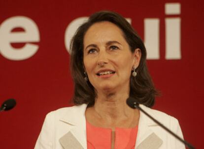 Ségolène Royal, en la sede del PS en París tras conocer el domingo los primeros resultados de las elecciones.