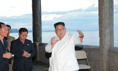 Kim Jong Un inspecciona el Hotel Yombunjin, en construcción en la provincia de Hamgyong del Norte.