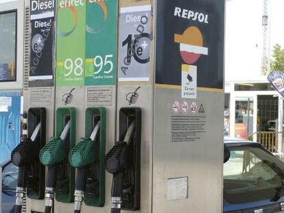 Un joven, repostando en un surtidor de Repsol.