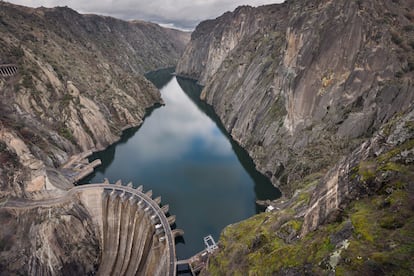 La presa de Aldeadávila, también conocida como salto de Aldeadávila, es una obra de ingeniería hidroeléctrica construida en el curso medio del río Duero.