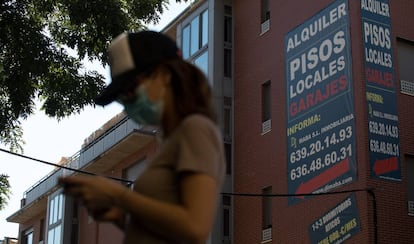 Una mujer pasa ante un edificio de pisos en alquiler en Madrid, el pasado octubre.