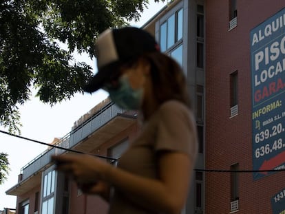Una mujer pasa ante un edificio de pisos en alquiler en Madrid, el pasado octubre.