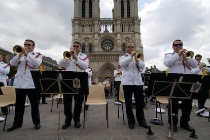 Concierto a las puertas de la catedral de Notre Dame.