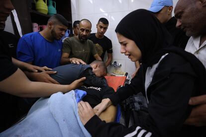 Familiares lloraban junto al cuerpo del palestino Musa Jabarin, muerto este lunes en un ataque israelí en Yenín, Cisjordania.