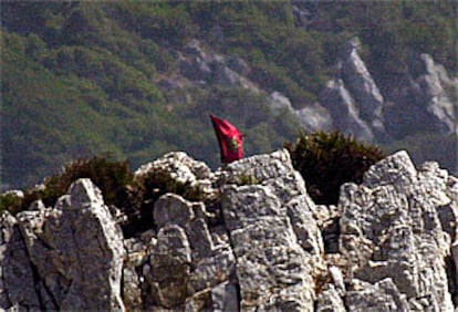 La bandera de Marruecos asomaba ayer tras un risco en el islote Perejil.