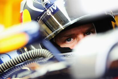 Sebastian Vettel espera dentro del <i>box</i> su momento de salir a pista