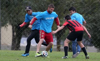 Sergio Ramos juega con niños después de ser nombrado embajador de UNICEF