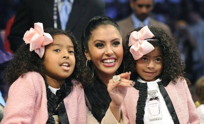 Vanessa Bryant, con sus dos hijas mayores, en un partido de Kobe Bryant en 2010.