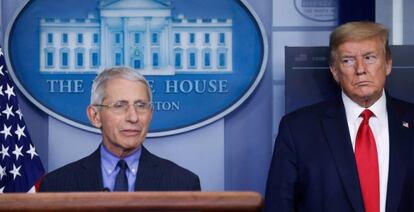 Anthony Fauci, director del Instituto Nacional de Enfermedades Infecciosas de Estados Unidos, observado por el presidente Trump.