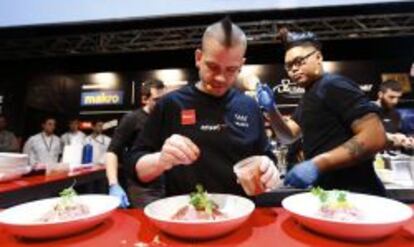  David Mu&ntilde;oz prepara un plato en Madrid Fusi&oacute;n.