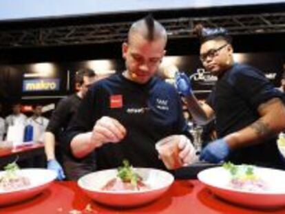  David Mu&ntilde;oz prepara un plato en Madrid Fusi&oacute;n.