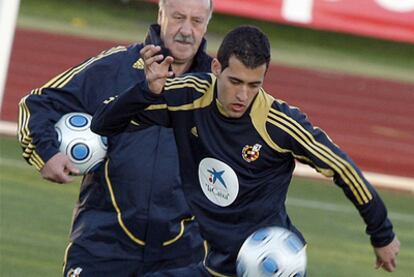 Del Bosque y Busquets, durante un entrenamiento con la selección española