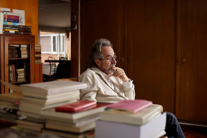 Mauricio García, en su biblioteca, el 2 de agosto de 2023.