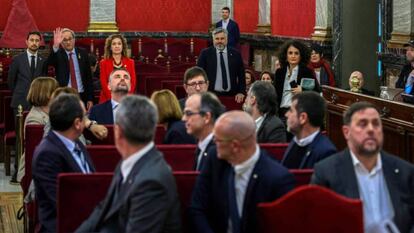 El presidente de la Generalitat, Quim Torra, saluda a los acusados del 'procés', en el Tribunal Supremo.