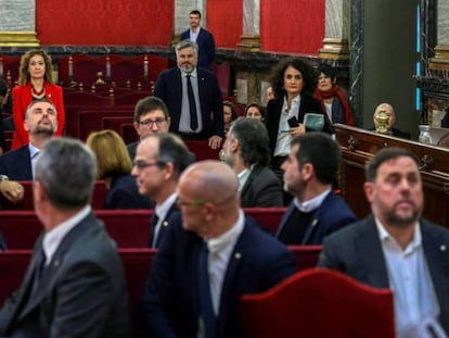 El presidente de la Generalitat, Quim Torra, saluda a los acusados del 'procés', en el Tribunal Supremo.