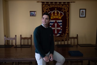 Juan del Canto, alcalde de Villalazán (Zamora), en el salón de plenos del Ayuntamiento.