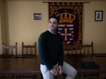 Juan del Canto, alcalde de Villalazán (Zamora), en el salón de plenos del Ayuntamiento.