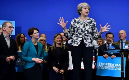 La primera ministra británica y líder del Partido Conservador, Theresa May, ha insistido en el último día de campaña en que es la mejor candidata para lograr un buen acuerdo para la salida de Reino Unido de la Unión Europea. En la imagen, Philip May, esposo de la primera ministra, escucha a su mujer en un acto de campaña en Norwich, al este de Inglaterra.