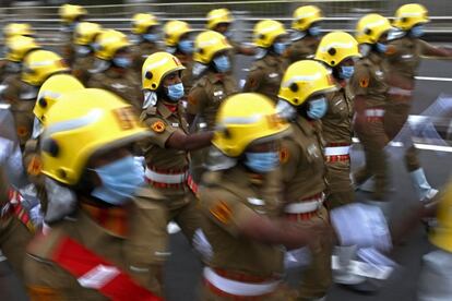 Miembros del cuerpo de bomberos participan en un ensayo del desfile del Día de la República en Chennai (India), que se celebrará el miércoles.