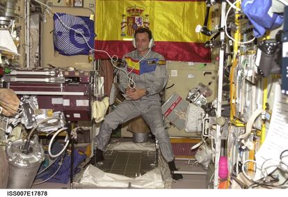 Pedro Duque, durante una entrevista para televisión desde la Estación Espacial Internacional en 2003.