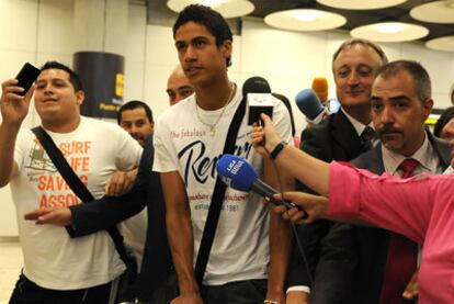 Raphäel Varane, a su llegada al aeropuerto de Barajas.