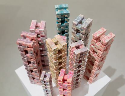 Marla Jacarilla, "War has just begun" (2021), 10 rascacielos de diversos tamaños construidos con Jengas de madera forradas con imágenes de billetes de la antigua República Federal de Yugoslavia. Esta instalación de medidas variables forma parte de la propuesta de Twin Gallery durante la edición especial de Estampa, del 8 al 11 de abril de 2021 en IFEMA (Madrid).