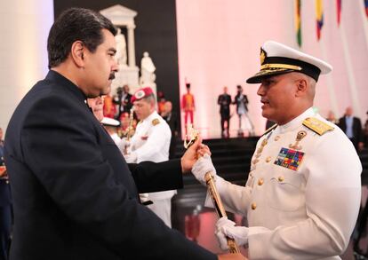 Nicolás Maduro condecora a un militar, el miércoles, en Caracas.