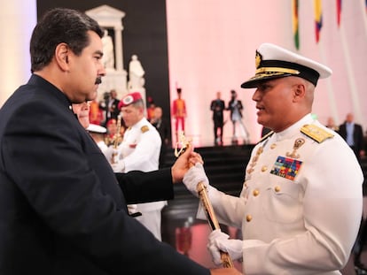 Nicolás Maduro condecora a un militar, el miércoles, en Caracas.