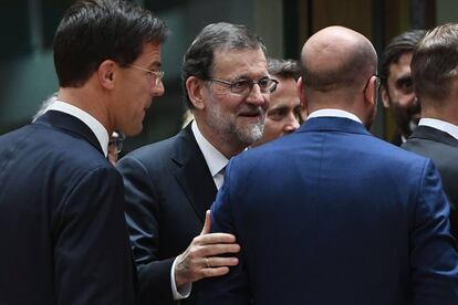 El presidente del Gobierno charla con el primer ministro holand&eacute;s, Mark Rutte (I) y el primer ministro belga, Charles Michel (d), en la cumbre europea de ayer y hoy en Bruselas. / AFP PHOTO / EMMANUEL DUNAND