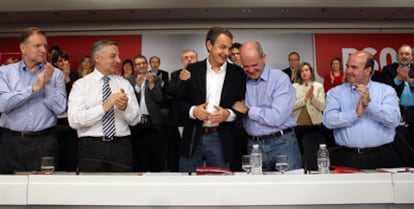 Iglesias, Blanco, Zapatero, Chaves y Zarrías, tras realizar su anuncio el líder del partido.