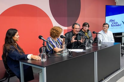 Desde la izquierda, la escritora Sara Torres, la periodista Berna Gonzlez Harbour y los escritores Juan Gabriel Vsquez, Alba Carballal y Javier Cercas, en el Festival E?e, en el Crculo de Bellas Artes de Madrid.