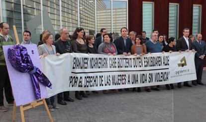 Momento de la concentración de los junteros guipuzcoanos contra el crimen sexista de Tolosa.