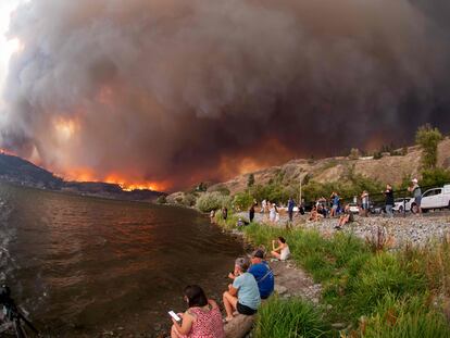 Residentes observan un incendio forestal en Columbia Británica (Canadá), el 17 de agosto de 2023.