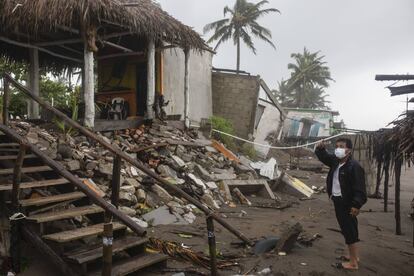 Un hombre inspecciona los daños después de que una parte de su casa fuera derribada por los vientos provocados por el huracán Grace, en Tecolutla, estado de Veracruz, México, el sábado 21 de agosto de 2021.