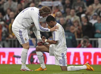 Robinho simula que limpia la bota a Guti tras el magnífico pase de éste en el primer tanto del partido.