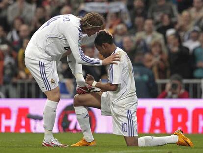 Robinho simula que limpia la bota a Guti tras el magnífico pase de éste en el primer tanto del partido.