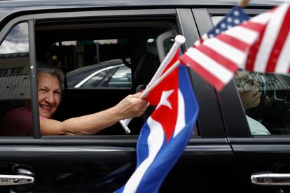 Una mujer ondea las banderas cubana y estadounidense desde un coche en un evento electoral en la Pequeña Habana el 31 de octubre de 2020.