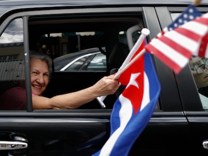 Una mujer ondea las banderas cubana y estadounidense desde un coche en un evento electoral en la Pequeña Habana el 31 de octubre de 2020.