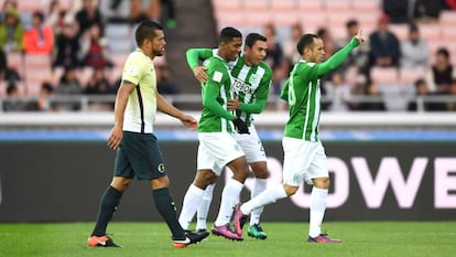 Los jugadores del Nacional celebran el primer gol