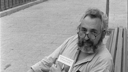 Ramón Hernández retratado en la Puerta de Toledo.