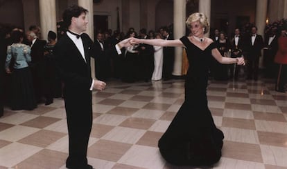 Otro de los momentos más recordados de Diana de Gales es el baile que protagonizó junto John Travolta al ritmo de la canción 'You should be dancing' de la película del actor estadounidense 'Fiebre del sábado noche', dejando una de las imágenes más icónicas de su biografía. Tuvo lugar en la cena de gala organizada por Ronald y Nancy Reagan en la Casa Blanca, en noviembre de 1985, donde la princesa lució un vestido de terciopelo azul creado por el diseñador británico Victor Edelstein. El diseño ha sido subastado hasta en tres ocasiones. La última vez, en diciembre de 2019, cuando lo adquirió la organización benéfica Historic Royal Palaces por más de 200.000 euros.